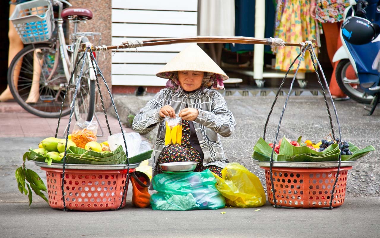 🍜 Уличные лотки и коромысла: Душа Вьетнама