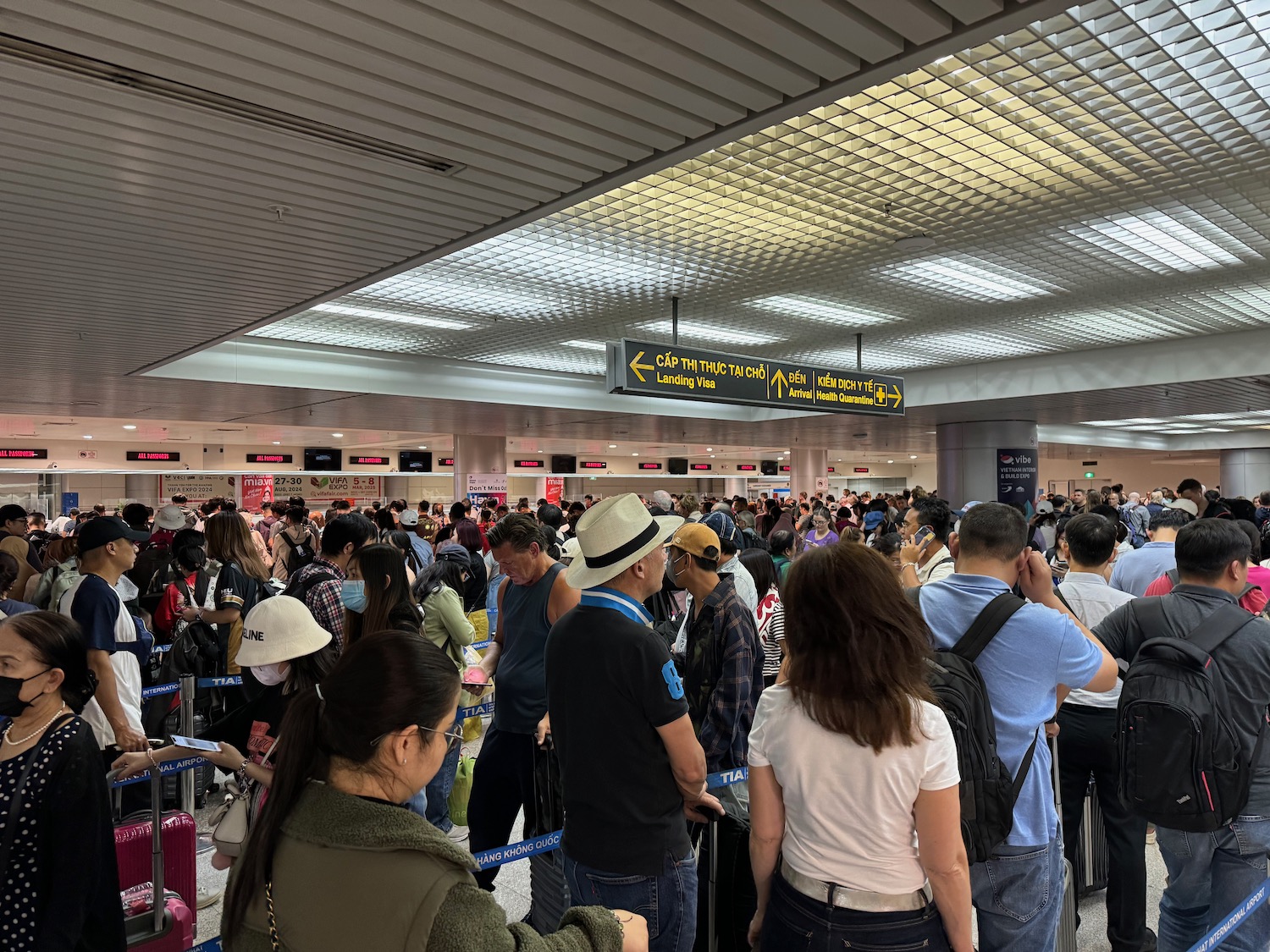 ✈️ Проход контроля в аэропорту Хошимина: Инструкция для туристов из РФ